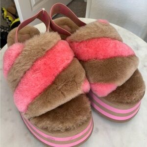 NEVER WORN - UGG PLATFORM SLIPPERS